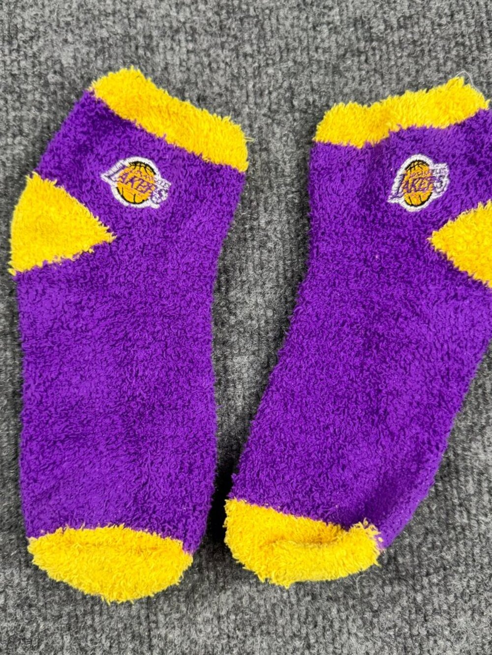 Los Angeles Lakers Fuzzy Ankle Socks Women's 6-9 Yellow Purple Indoor Slippers